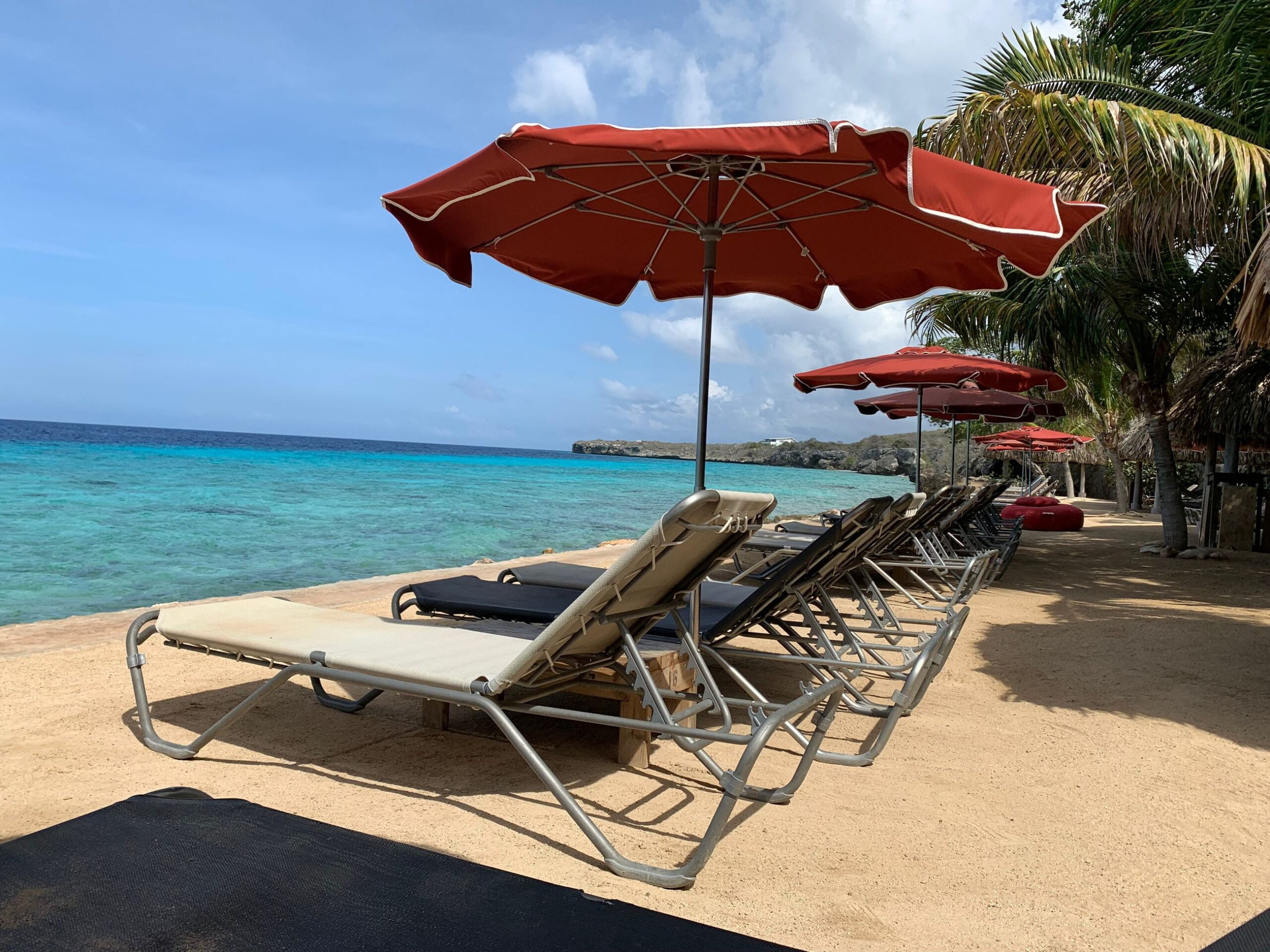 ligbedden op strand Karakter Curacao