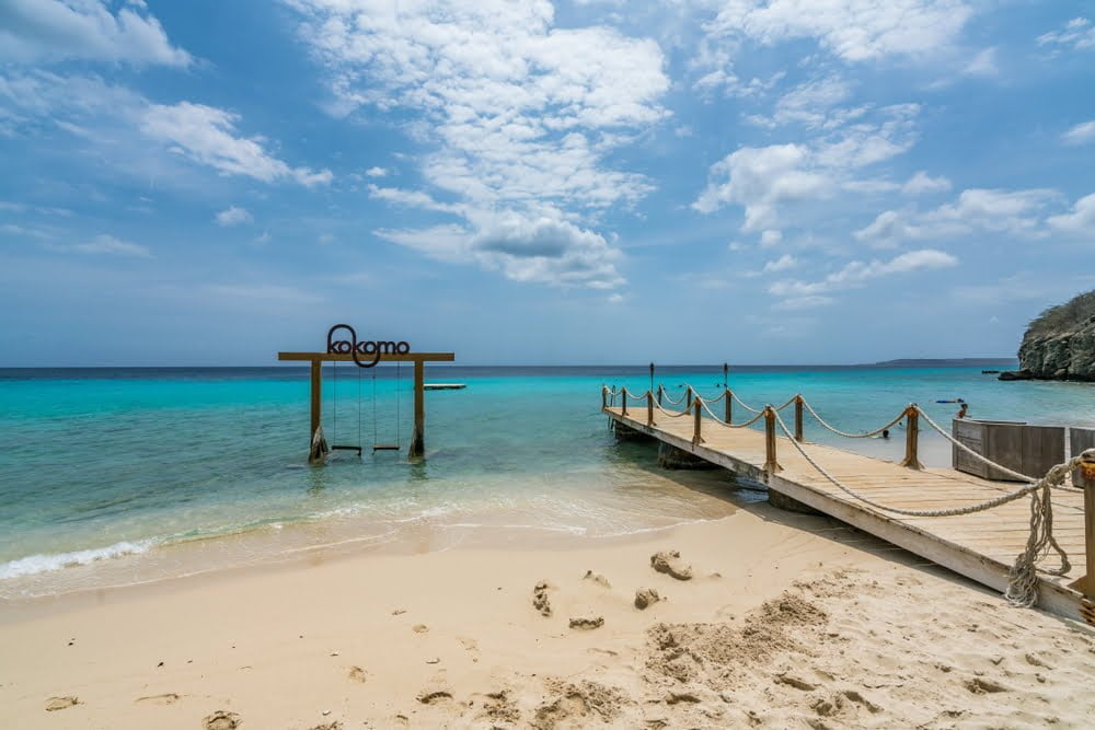 schommel in water op strand van Kokomo Curacao