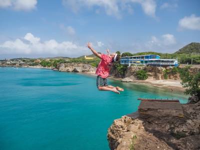 springen van rots bij Playa Forti Curacao