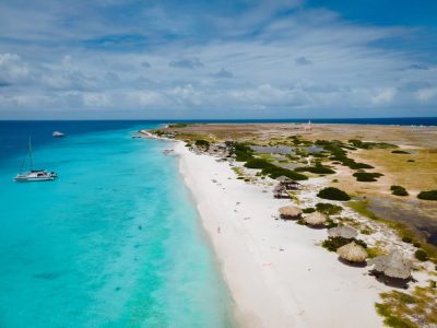 Luchtfoto van hagelwit strand op Klein Curacao