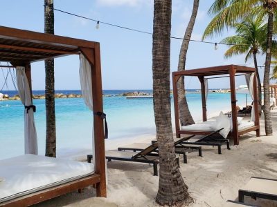 Luxe strandbedden op strand Mambo Beach Curacao